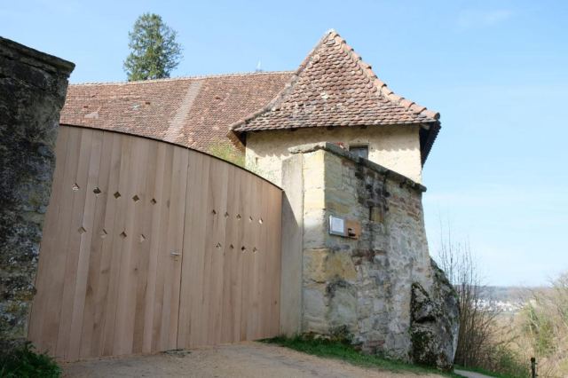 Neues zweiflügeliges Eichentor in der Schlossmauer von Schloss Birseck