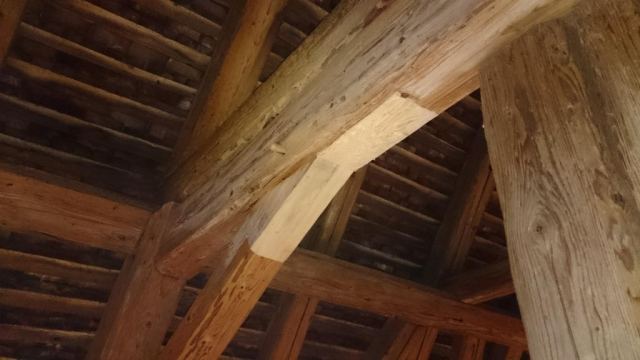 Historischer Dachstuhl der Domkirche Arlesheim mit Kopfbändern und Sparren