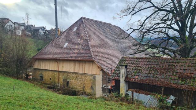 Scheune in Ramlinsburg mit neuer Ziegeleindeckung und hölzerner Giebelwand