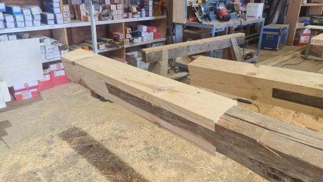 Neu gefertigte Holzverbindungen in der Werkstatt