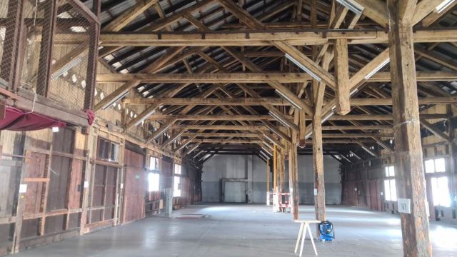 Innenraum der Zollhalle mit hölzernem Dachtragwerk aus dem 19. Jahrhundert